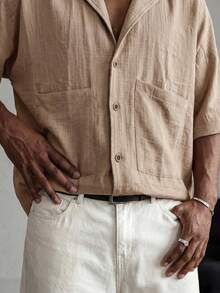 Manfinity VCAY Men's Khaki Short-Sleeve Button-Up Shirt. Relaxed Fit, Classic Collar, Chest Pockets. Versatile For Beach Vacations & - Khaki - View 5