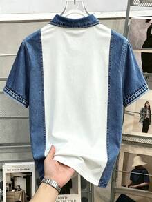 Manfinity Joysei 男士拼接牛仔效果印花短袖休閒 Polo 衫 - 藍白色 - 查看 2