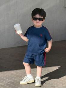 SHEIN Little Byeori 2件套男童休闲舒适百搭条纹缎带撞色圆领短袖T恤和纯色短裤套装 - 藏蓝色 - 查看 1