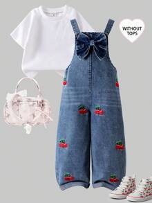 SHEIN Genkimix Kids 女童時尚百搭幼童牛仔吊帶褲 春夏秋冬復古中藍色牛仔布 紅櫻桃刺繡設計 胸前大蝴蝶結設計 寬鬆直筒版型 柔軟舒適面料 適合日常出遊與上學通勤 - 藍色 - 查看 2