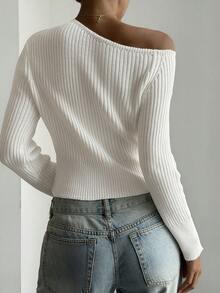 DAZY Sweater Wanita Putih Rajut Tebal Bergaris dengan Potongan Pas Badan, Bahu Terbuka, Leher Asimetris, Lengan Panjang Pendek, Cocok untuk Liburan Musim Gugur - Putih - View 2
