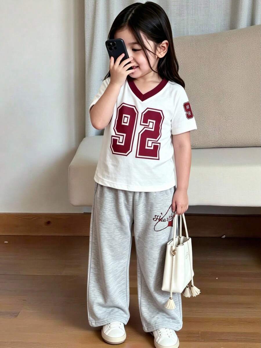 SHEIN 2件組女嬰開學季夏季休閒白色與紅酒紅數字印花對比V領T恤&灰色花卉長褲套裝 觀賽街頭風
