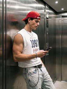 Resyla Men 男士休閒街頭風美式復古 1997 印花寬鬆短版圓領背心，夏季健身房穿搭，秋冬白色與海軍藍 - 白色 - 查看 3
