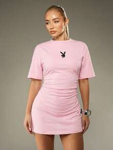 Missguided x Playboy Vestido camiseta con cintura ceñida, con logo de conejo y estampado en la espalda. Vestido mini con detalles fruncidos, de manga corta y casual. - Rosa - Ver 1