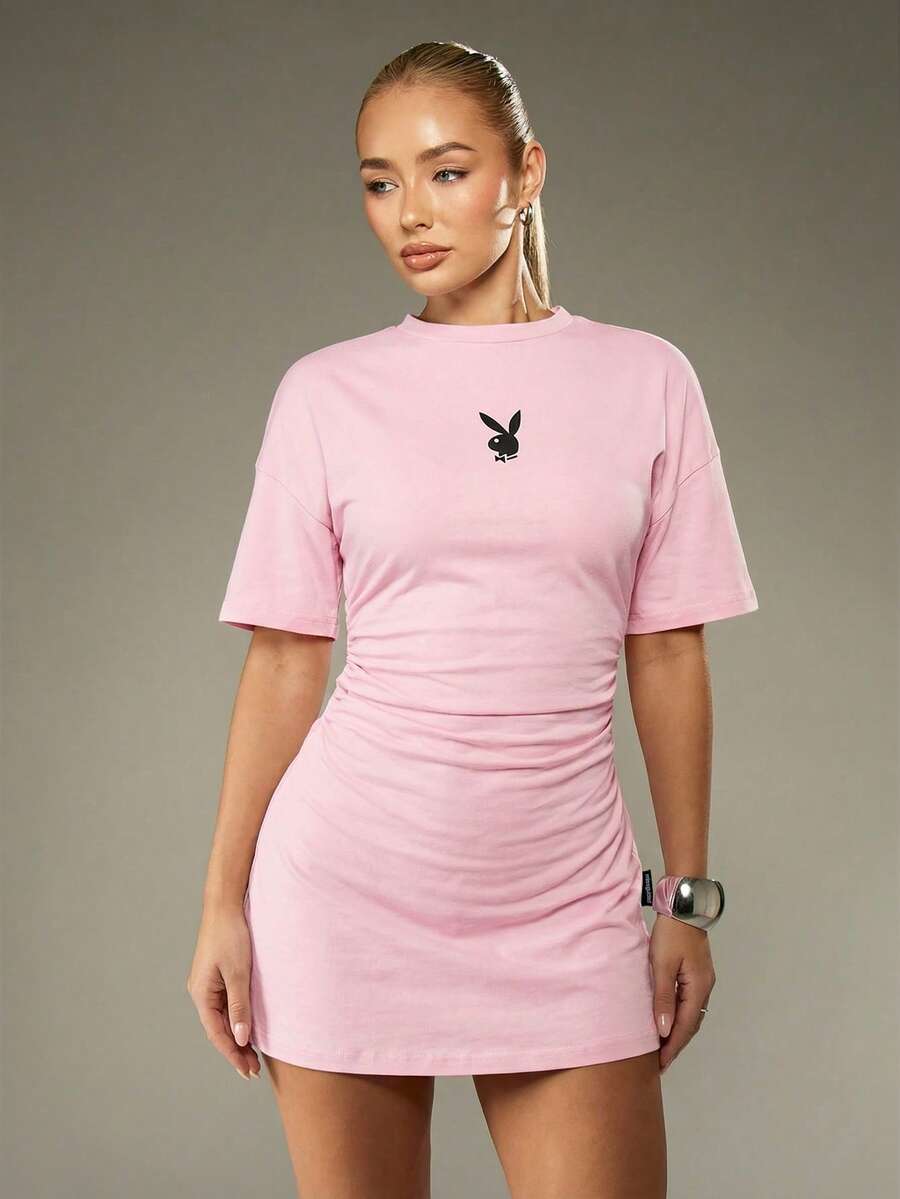 Missguided x Playboy Vestido camiseta con cintura ceñida, con logo de conejo y estampado en la espalda. Vestido mini con detalles fruncidos, de manga corta y casual. - Rosa - Ver 1