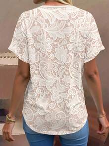EMERY ROSE 大码女式波西米亚蕾丝印花T恤，袖口可卷起，夏季V领短袖休闲上衣，优雅花卉图案T恤 - 彩色 - 查看 2