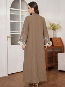 Al Najma 女款寬鬆休閒刺繡流蘇袖口日常阿拉伯式長袍 - 棕色 - 查看 3