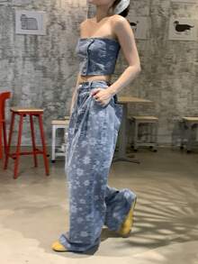 DAZY 女款休閒復古街頭風夏季度假牛仔套裝，滿版花卉印花短版抹胸上衣搭配寬腿長褲，淺藍色花卉旅行風 - 藍色 - 查看 3