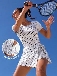 CourtClass CourtClass Vestido deportivo para mujer primavera/verano, 2 en 1 con estampado de lunares blancos, cuello redondo, manga corta, gran abertura en forma de U en la espalda con cordones, falda con forro interior y bolsillos, moderno y versátil, adecuado para uso diario casual, correr, yoga, gimnasio, tenis, golf - Blanco - Ver 1