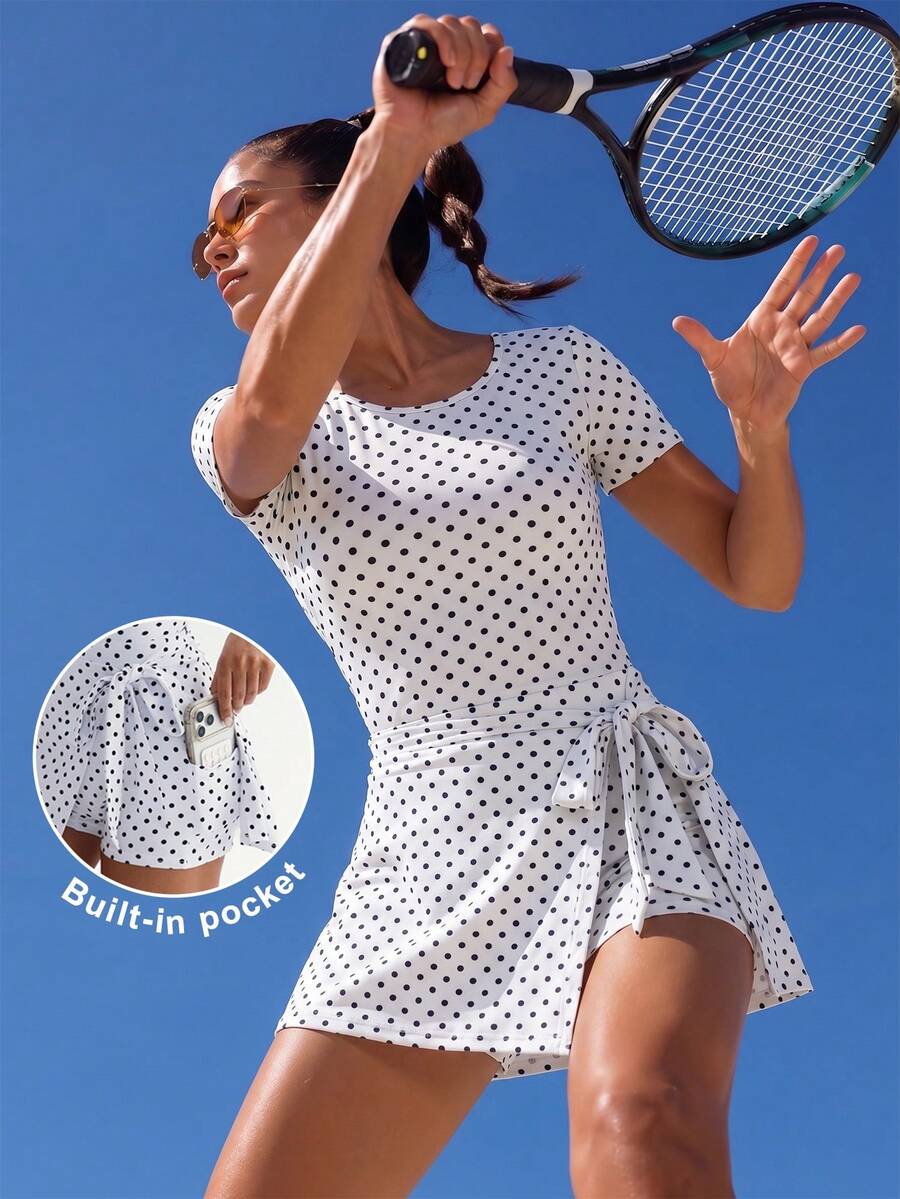 CourtClass CourtClass Vestido deportivo para mujer primavera/verano, 2 en 1 con estampado de lunares blancos, cuello redondo, manga corta, gran abertura en forma de U en la espalda con cordones, falda con forro interior y bolsillos, moderno y versátil, adecuado para uso diario casual, correr, yoga, gimnasio, tenis, golf - Blanco - Ver 1