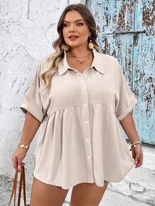 SHEIN CURVE+ 夏季大尺碼女款法式風格前開鈕扣舒適紋理面料休閒寬鬆短袖度假襯衫，曲線灰色早午餐風 - 杏色 - 查看 6