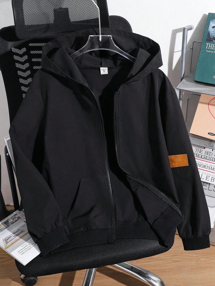 SHEIN 青少年男孩休閒黑色連帽拉鍊外套，附裝飾皮革貼片