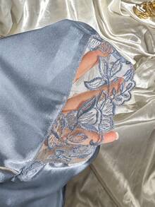 SilkySpell 女款性感重工刺繡咖啡色仿絲綢吊帶背心與短褲睡衣套裝 - 霧霾藍 - 查看 3