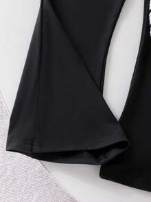 SHEIN Elladie kids 2件組女孩甜酷風3D蝴蝶結裝飾白色上衣+黑色喇叭褲套裝，黑色上衣配多個紅色蝴蝶結，黑色喇叭褲時尚版型，甜酷風格融合可愛與時尚，適合開學季、外出與街頭穿搭 - 黑色 - 查看 7