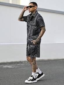 Devon Thys 男士佩斯利印花短袖衬衫和短裤 2 件套，带单排扣、松紧腰带和口袋 - 黑色 - 查看 3