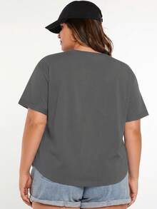 SHEIN BASICS 大尺碼女款純色圓領短袖寬鬆休閒T恤 - 深灰色 - 查看 2
