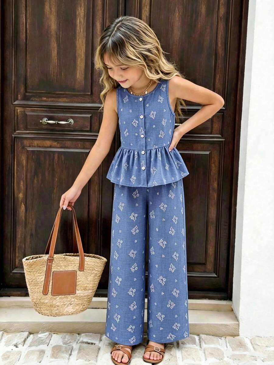 SHEIN Elladie kids 女童蓝色碎花无袖短款上衣+阔腿裤两件套。清新的蓝色底色搭配精致的白色碎花织纹面料，柔软舒适。上衣采用圆领设计，白色纽扣前襟，腰部饰有俏皮的荷叶边。搭配同色系宽松舒适的阔腿裤。风格休闲又不失复古，适合日常穿着、上学、外出、度假、聚会和节假日。实用又时尚，充满海滩/海岛风情，是夏日周末的完美之选。