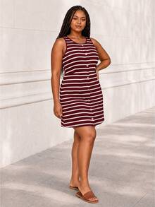 ELLERISSA Vestido mini de punto gofrado con rayas rojas & blancas, cuello redondo, sin mangas y botones delanteros, talla grande - Rojo y blanco - Ver 3
