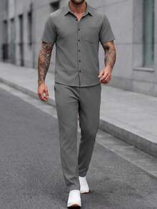 Manfinity CasualCool 男士純色短袖口袋襯衫與長褲休閒套裝 - 深灰色 - 查看 6