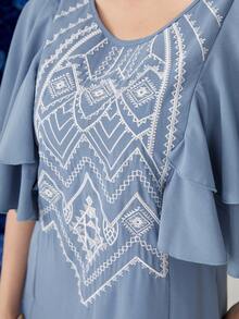 Al Najma 女士幾何刺繡拼接荷葉邊連衣裙 - 霧霾藍 - 查看 7