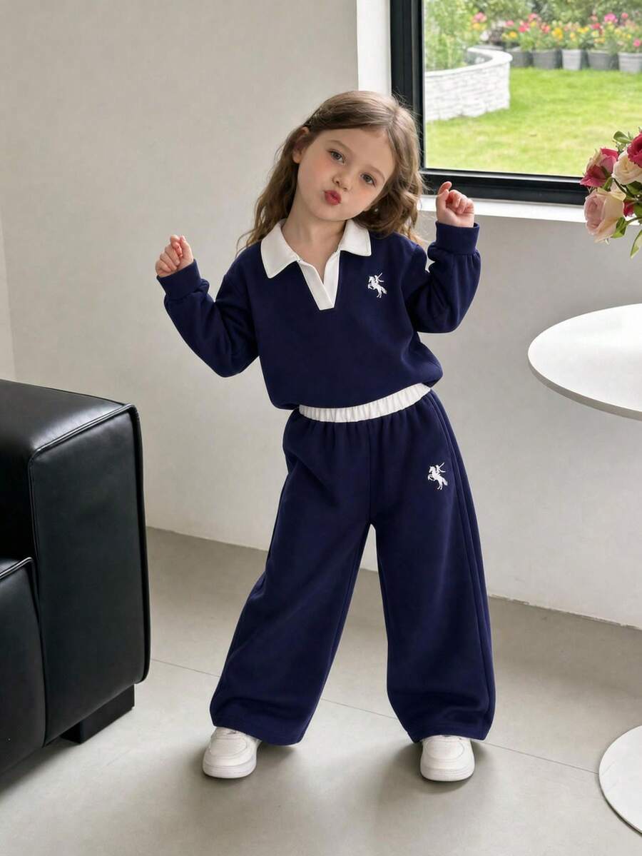 SHEIN Playful Pals 女童學院風 Polo 領兩件套,海軍藍對比色翻領長袖上衣 + 高腰寬腿褲,經典馬術刺繡休閒套裝,百搭春夏/秋冬運動風,適合上學與日常穿著 - 寶藍色 - 查看 1