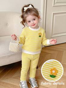 SHEIN Playful Pals 女嬰休閒日常 3D鉤編花朵貼飾紋理淺黃色與白色條紋針織提花上衣搭配針織內搭褲套裝，適合春/秋季休閒穿著與運動，可愛套裝 - 黃色 - 查看 3
