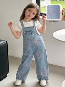 SHEIN Genkimix Kids 女童時尚百搭風格幼兒牛仔吊帶褲 春夏秋冬皆宜 復古中藍色牛仔布 粉色愛心刺繡設計 增添可愛氛圍 大口袋 胸前打結設計 寬鬆直筒版型 柔軟舒適面料 日常百搭女童牛仔吊帶褲 - 淺色水洗藍 - 查看 2