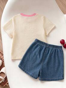 SHEIN Playful Pals 2件組女童夏季新款開學季休閒可愛杏色紋理布料方領拼色前片3D蝴蝶結T恤＋牛仔裙褲不對稱設計3D蝴蝶結裝飾簡約可愛海灘度假風套裝 - 粉色 - 查看 2