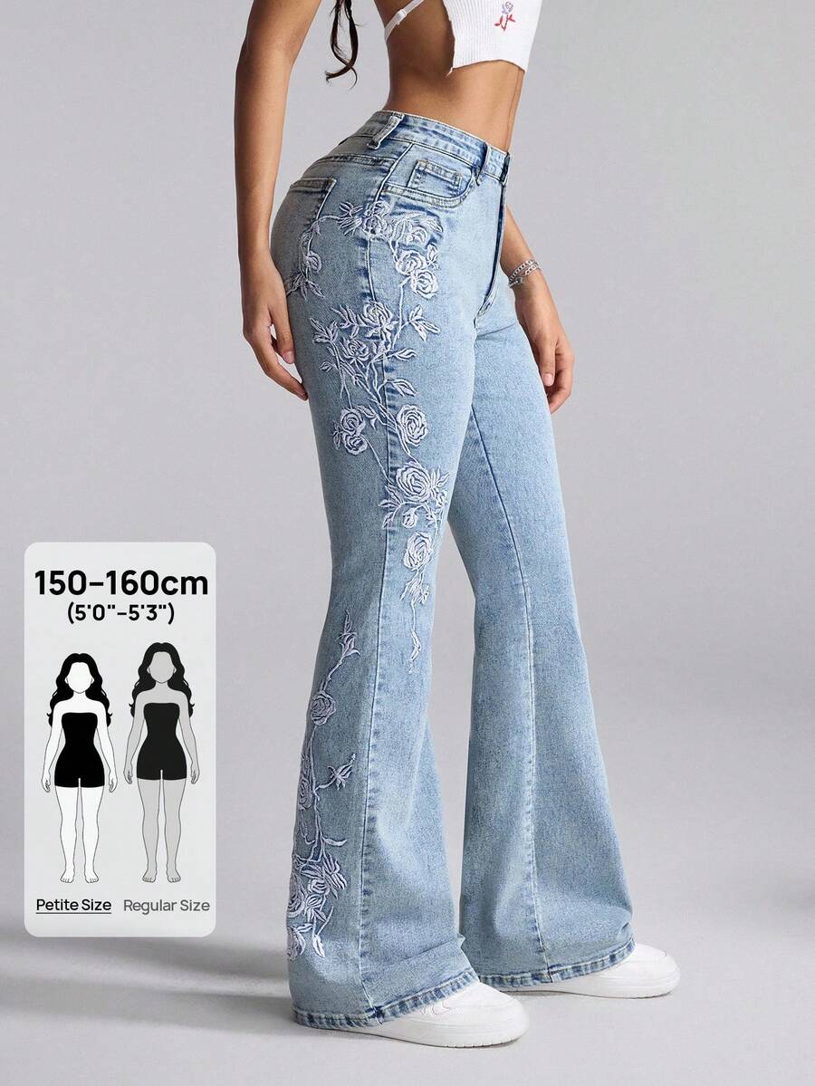 SHEIN PETITE 女款休閒水洗花卉刺繡低腰喇叭牛仔褲,適合嬌小女性 - 藍色 - 查看 1