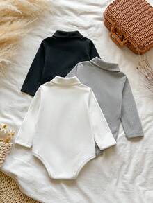 SHEIN Vintaside Kids 男嬰秋冬休閒百搭舒適羅紋紋理布料黑/白/灰高領長袖3件式連身衣套裝，褲襠按扣設計方便換尿布，適合居家、日常外出、嬰兒爬行 - 彩色 - 查看 2