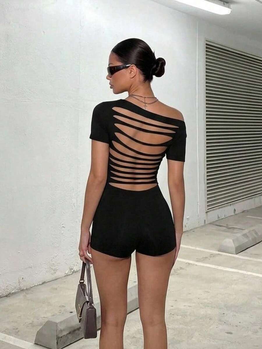 SHEIN ICON 女款黑色哥德風油膩風露背純色時尚不對稱領短袖修身連身褲 - 黑色 - 查看 1