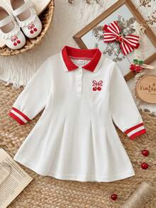 Vintaside Kids 女童春季學期校服風紅白撞色 Polo 領長袖修身連身裙，胸前飾有精緻櫻桃刺繡，呈現田園甜美且活潑的運動風；珍珠刺繡針織面料，修身 A 字裙擺，紅白羅紋袖口增添校園細節，適中厚度，適合日常出遊、兒童節、學校活動、生日派對及其他節慶場合 - 紅白色 - 查看 3