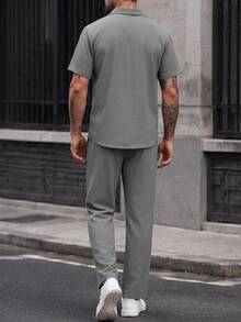 Manfinity CasualCool 男士純色短袖口袋襯衫與長褲休閒套裝 - 深灰色 - 查看 2