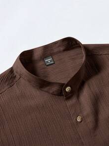 Genlund Conjunto de camisa de manga corta con textura y abotonadura sencilla y pantalones cortos con cintura de cordón y bolsillos para hombre - Marrón - Ver 4