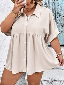 SHEIN CURVE+ 夏季大尺碼女款法式風格前開鈕扣舒適紋理面料休閒寬鬆短袖度假襯衫，曲線灰色早午餐風 - 杏色 - 查看 5