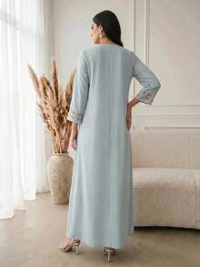 Al Najma 女款貼花裝飾V領鈕扣設計優雅阿拉伯風洋裝 - 綠色 - 查看 2