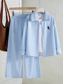 SHEIN Elladie kids 女童淺藍色與白色波點襯衫套裝，正面黑色馬刺繡，梭織布料，波點圖案，翻領，長袖，鈕扣襯衫上衣搭配同款印花鬆緊腰寬腿褲，2件套，寬鬆休閒版型，極簡簡約優雅風格，柔軟舒適布料，適合春/秋日常上學、外出、度假穿著 - 藍色 - 查看 4