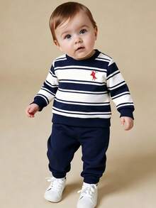 SHEIN Playful Pals 2件組男孩套裝，條紋長袖上衣配紅色馬刺繡，搭配深藍色慢跑長褲，柔軟寬鬆版型，適合日常穿著 - 彩色 - 查看 1