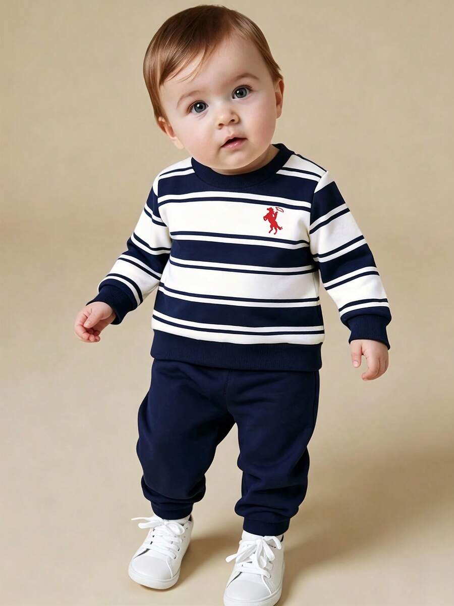 SHEIN Playful Pals 2件組男孩套裝,條紋長袖上衣配紅色馬刺繡,搭配深藍色慢跑長褲,柔軟寬鬆版型,適合日常穿著 - 彩色 - 查看 1
