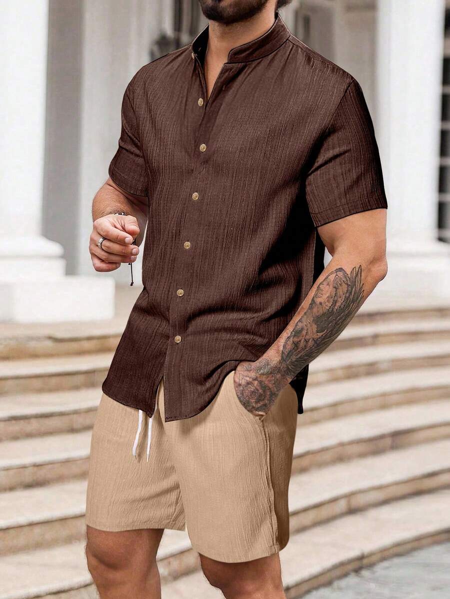 Genlund Conjunto de camisa de manga corta con textura y abotonadura sencilla y pantalones cortos con cintura de cordón y bolsillos para hombre - Marrón - Ver 1