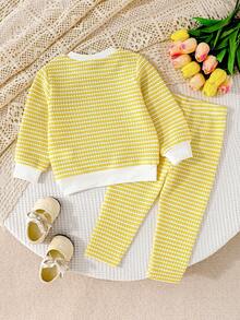 SHEIN Playful Pals 女嬰休閒日常 3D鉤編花朵貼飾紋理淺黃色與白色條紋針織提花上衣搭配針織內搭褲套裝，適合春/秋季休閒穿著與運動，可愛套裝 - 黃色 - 查看 4