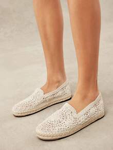 Solezae Women's Elegant Floral Crochet Round Toe Flat Espadrilles - Beige - View 4