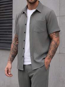 Manfinity CasualCool 男士純色短袖口袋襯衫與長褲休閒套裝 - 深灰色 - 查看 4