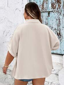 SHEIN CURVE+ 夏季大尺碼女款法式風格前開鈕扣舒適紋理面料休閒寬鬆短袖度假襯衫，曲線灰色早午餐風 - 杏色 - 查看 2