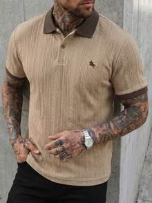 Manfinity CasualCool 男士紋理提花 Polo 衫，卡其色上衣，附精緻小刺繡，休閒日常通勤上衣 - 卡其色 - 查看 3