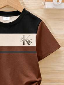 小男孩 2 件套簡約時尚拼色條紋字母 KING 印花短袖 T 恤與字母 King 印花短褲套裝，適合夏季外出 - 彩色 - 查看 3