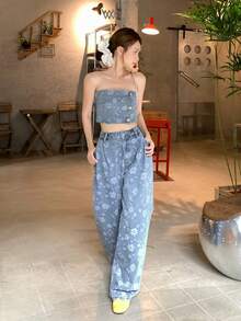 DAZY 女款休閒復古街頭風夏季度假牛仔套裝，滿版花卉印花短版抹胸上衣搭配寬腿長褲，淺藍色花卉旅行風 - 藍色 - 查看 8