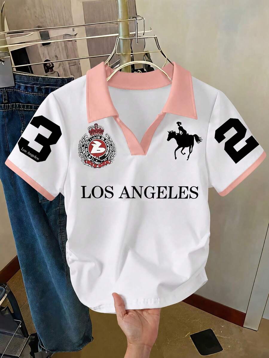 女孩白色 Polo 衫，印有數字 23、復古徽章印花與騎馬女孩圖案，修身版型，適合戶外街頭穿搭，舒適日常穿著，百搭層次穿搭，粉白對比色，經典風格，適合春夏秋冬四季，洛杉磯 Polo，Chuangda