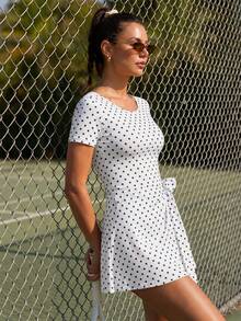 CourtClass CourtClass Vestido deportivo para mujer primavera/verano, 2 en 1 con estampado de lunares blancos, cuello redondo, manga corta, gran abertura en forma de U en la espalda con cordones, falda con forro interior y bolsillos, moderno y versátil, adecuado para uso diario casual, correr, yoga, gimnasio, tenis, golf - Blanco - Ver 4