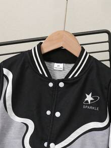 SHEIN Coolqubz 小男孩時尚黑灰白拼接抽象波浪印花「SPARKLE」星星圖案羅紋領口袖口下擺夾克，小男孩外套，小男孩服飾，小男孩夾克，休閒風格，美式復古風 - 黑色 - 查看 6